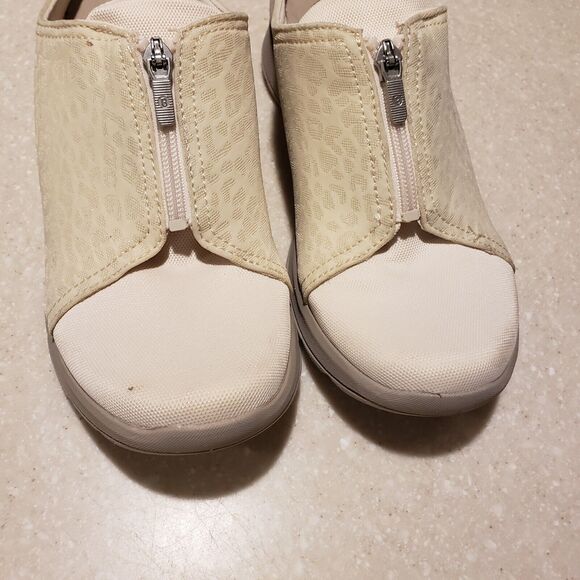 Bzees Womens Glossy Washable Zip Front Comfort Slip-On Mule 8 - Picture 4 of 8